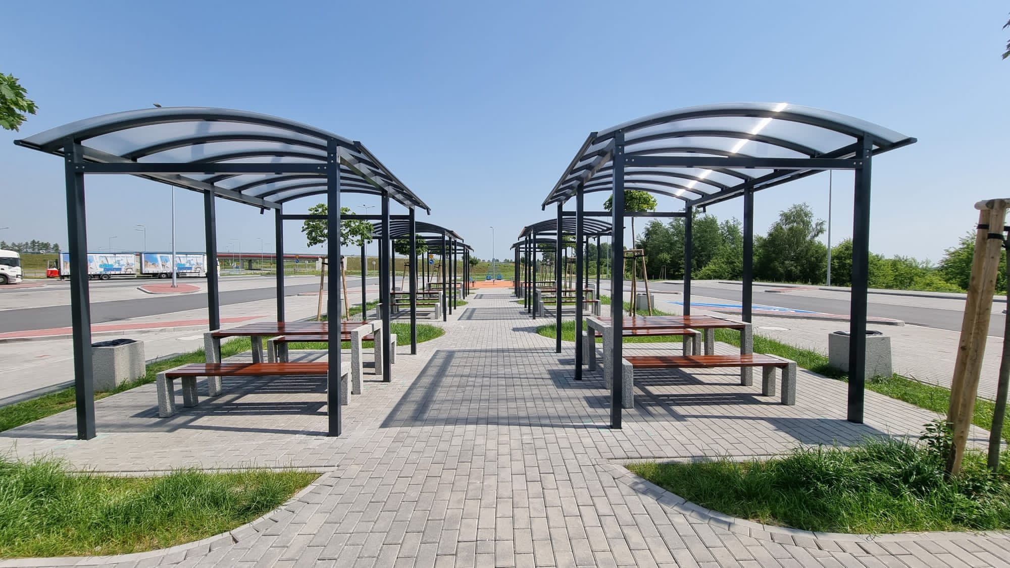 Zabudowa boczna i orynnowanie – funkcjonalne dodatki do pergoli i carportu
